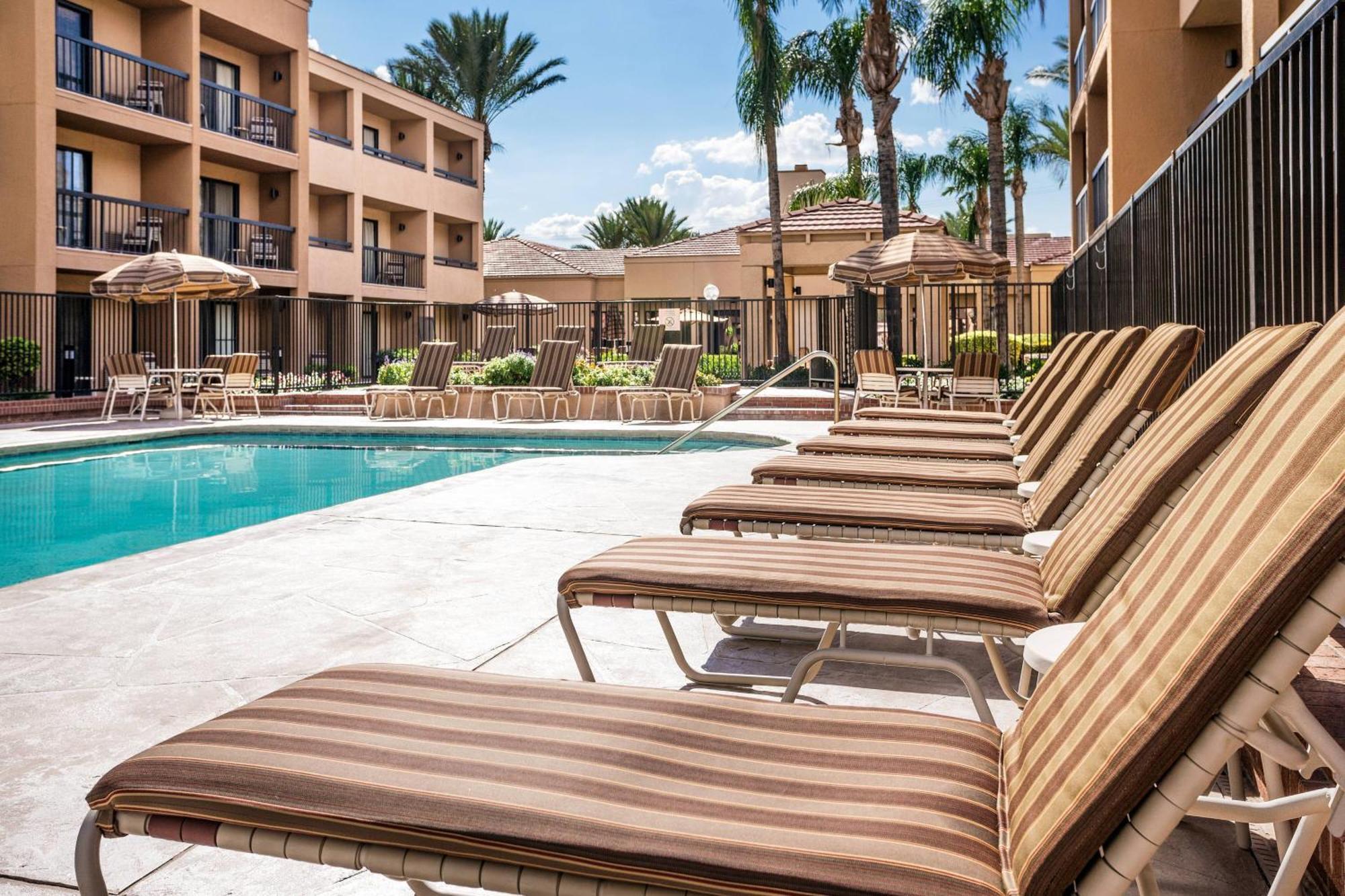 Courtyard Tucson Airport Hotel Exterior photo